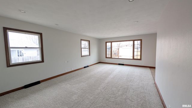 1267 E LOCUST Street, Canton, IL 61520