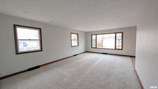 1267 E LOCUST Street, Canton, IL 61520