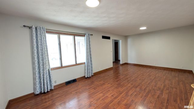 1267 E LOCUST Street, Canton, IL 61520