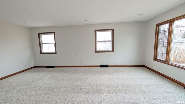 1267 E LOCUST Street, Canton, IL 61520