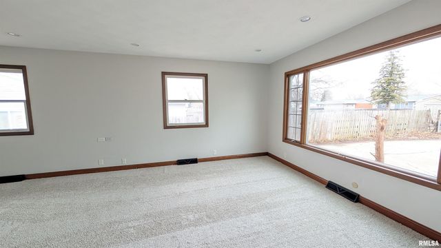 1267 E LOCUST Street, Canton, IL 61520