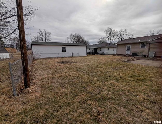 1267 E LOCUST Street, Canton, IL 61520