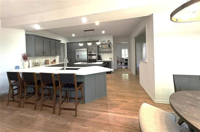 6736 NW Monticello Terrace, Parkville, MO 64152