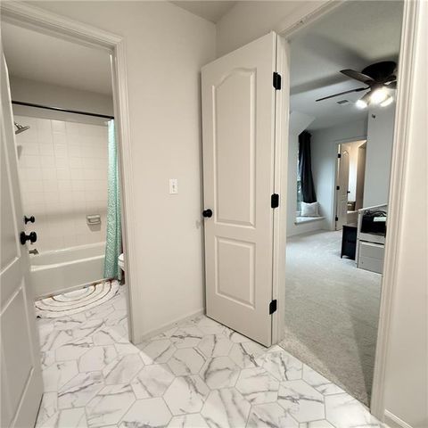 6736 NW Monticello Terrace, Parkville, MO 64152