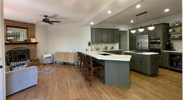 6736 NW Monticello Terrace, Parkville, MO 64152