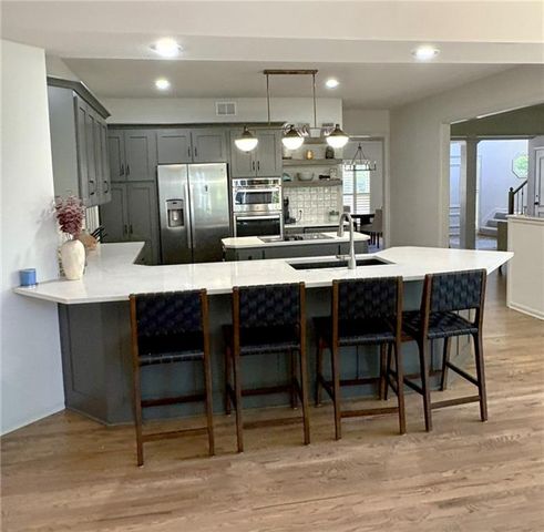6736 NW Monticello Terrace, Parkville, MO 64152
