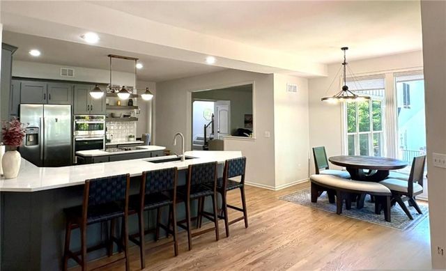 6736 NW Monticello Terrace, Parkville, MO 64152