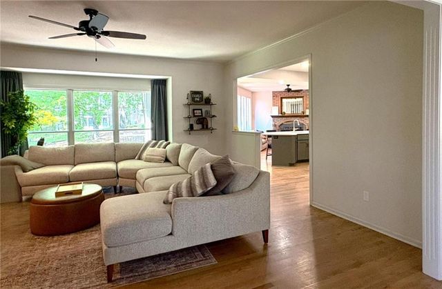 6736 NW Monticello Terrace, Parkville, MO 64152