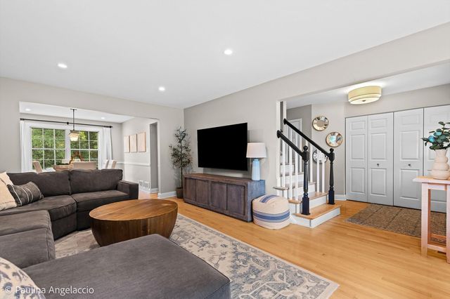 986 Commonwealth Court, Barrington, IL 60010