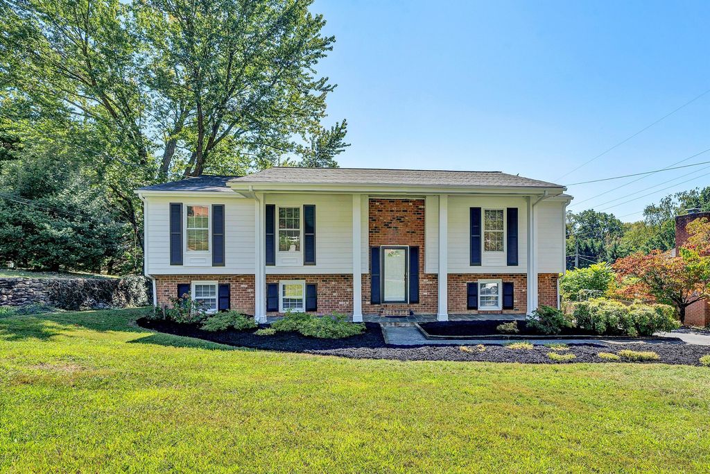 3250 Woodview RD, Roanoke, VA 24018