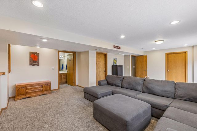 2617 Burl Oak Curve, Hudson, WI 54016