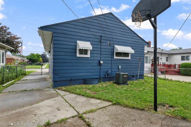 22459 Wilmot Avenue, Eastpointe, MI 48021