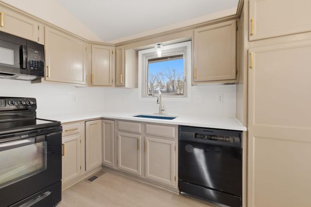 2772 Glacier Dr, Wichita, KS 67215