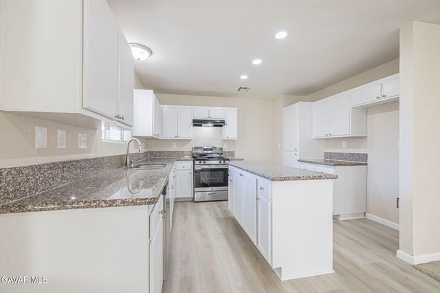 44043 Sunview Court, Lancaster, CA 93535