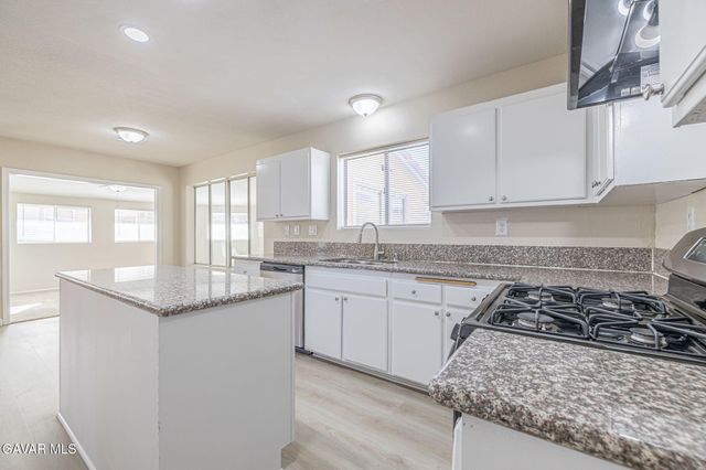 44043 Sunview Court, Lancaster, CA 93535