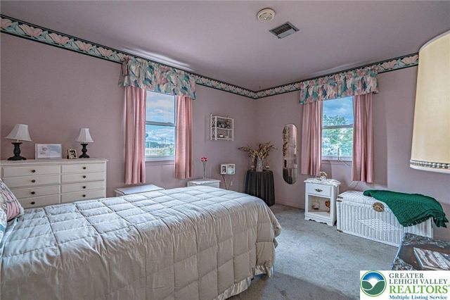 4252 Briarcliff Road, South Whitehall Twp, PA 18104