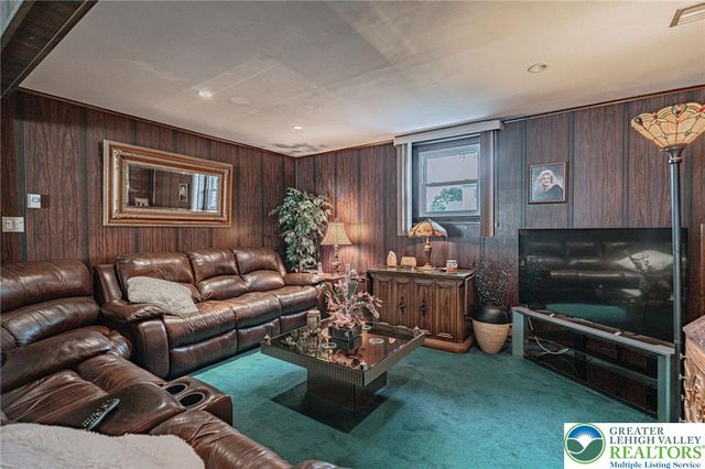 4252 Briarcliff Road, South Whitehall Twp, PA 18104