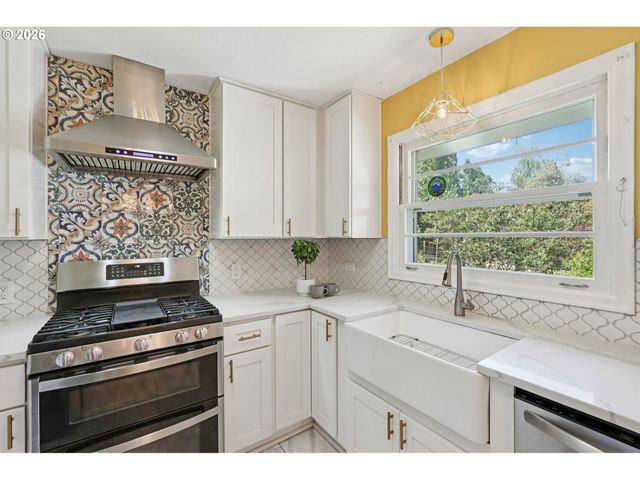 12335 Se SALMON St, Portland, OR 97233