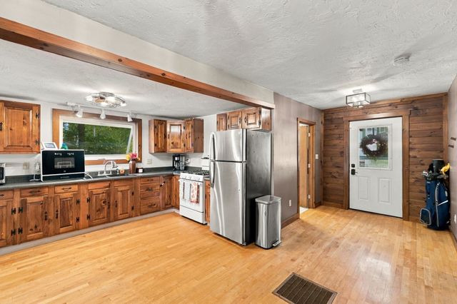 39 Lakeview Dr, Leominster, MA 01453