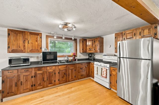39 Lakeview Dr, Leominster, MA 01453