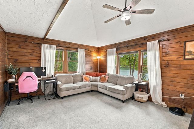 39 Lakeview Dr, Leominster, MA 01453