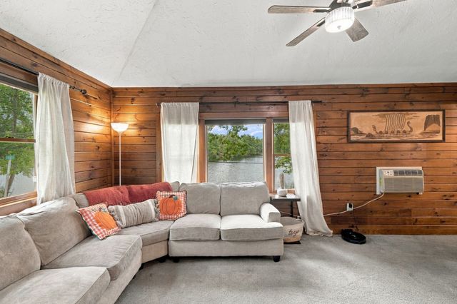 39 Lakeview Dr, Leominster, MA 01453