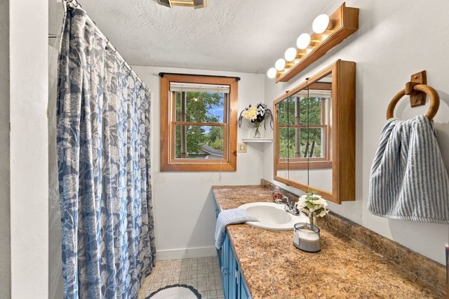 39 Lakeview Dr, Leominster, MA 01453