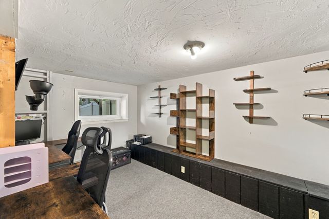 39 Lakeview Dr, Leominster, MA 01453