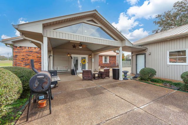 205 PINECREST DR, Henderson, TN 38340