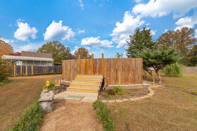 205 PINECREST DR, Henderson, TN 38340