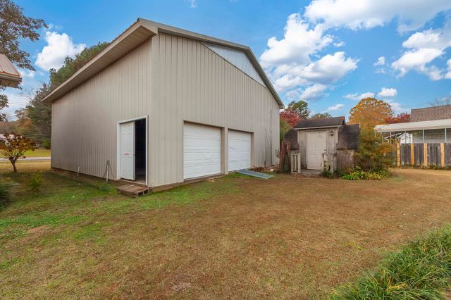 205 PINECREST DR, Henderson, TN 38340