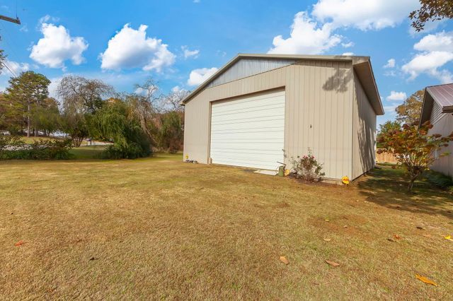 205 PINECREST DR, Henderson, TN 38340