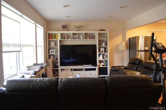 13-31 209th St, Bayside, NY 11360