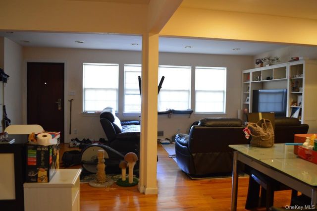 13-31 209th St, Bayside, NY 11360