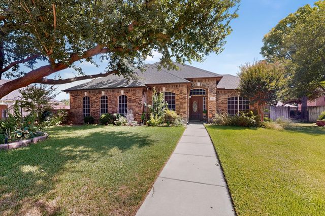 713 Mockingbird Court, Crowley, TX 76036