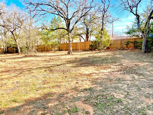 251 Milam LN, Bastrop, TX 78602