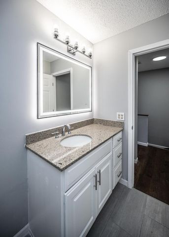 2321 Pond Avenue E, Maplewood, MN 55119