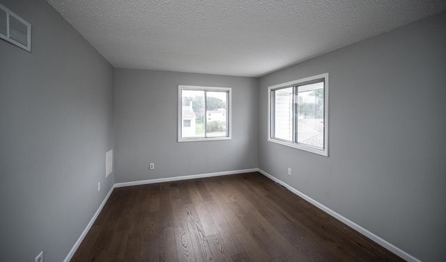 2321 Pond Avenue E, Maplewood, MN 55119