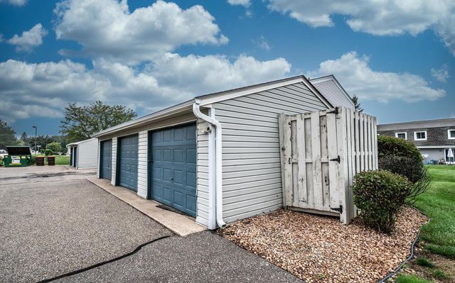 2321 Pond Avenue E, Maplewood, MN 55119