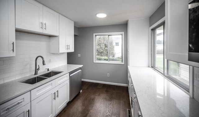 2321 Pond Avenue E, Maplewood, MN 55119