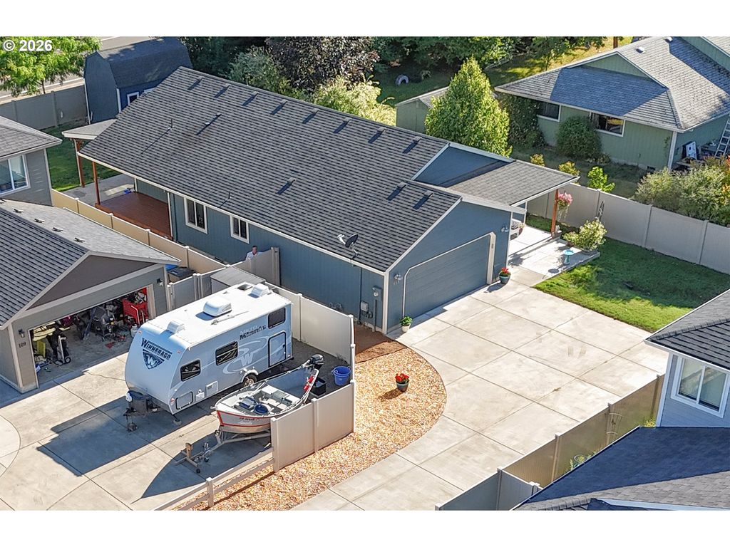 Image 2 of property listing at 113 Ne WHISPERING RIVER Ct, Mc Minnville, OR 97128