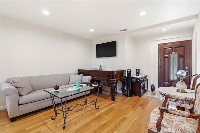 19406 Enadia, Reseda, CA 91335