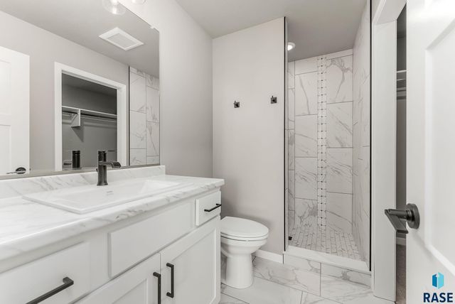 6818 W 5th St Street, Sioux Falls, SD 57107