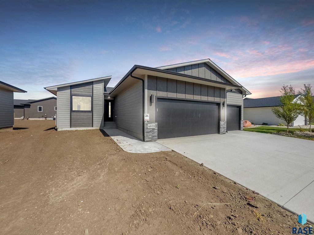 6818 W 5th St Street, Sioux Falls, SD 57107