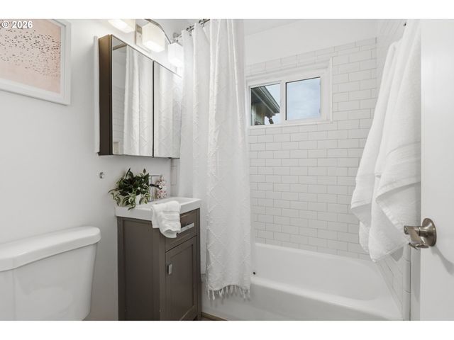 6621 Se CARLTON St, Portland, OR 97206