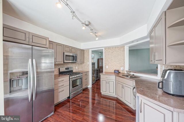 305 OLIPHANT LN, Mount Laurel, NJ 08054