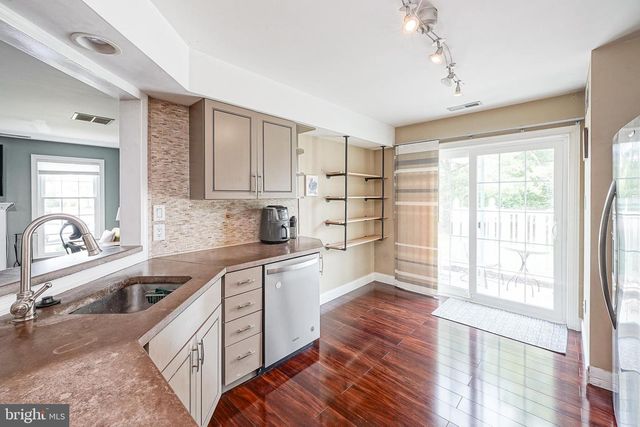 305 OLIPHANT LN, Mount Laurel, NJ 08054