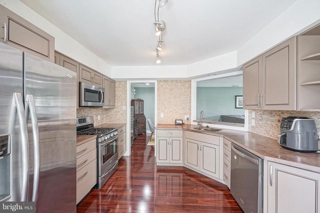 305 OLIPHANT LN, Mount Laurel, NJ 08054