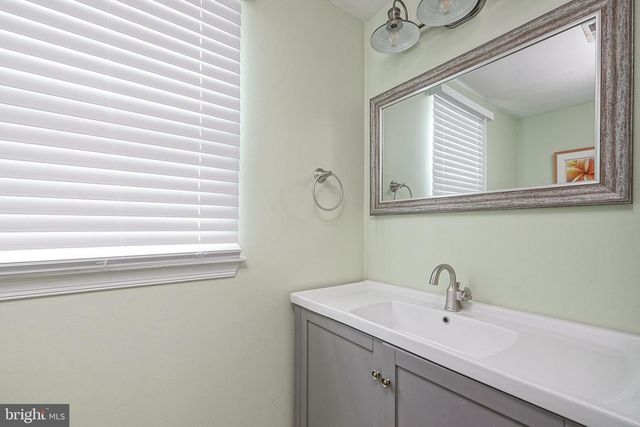 305 OLIPHANT LN, Mount Laurel, NJ 08054