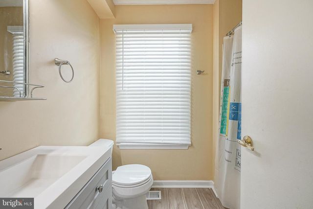 305 OLIPHANT LN, Mount Laurel, NJ 08054